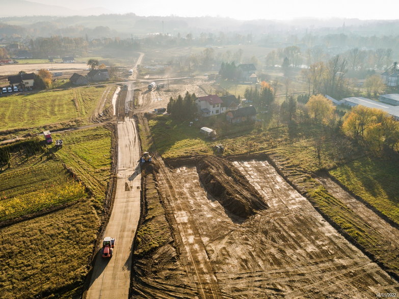 Budowa drogi ekspresowej S-1 - odcinek Dankowice - węzeł Suchy Potok - zdjęcia z drona - 15.11.2022 - autor: GDDKiA