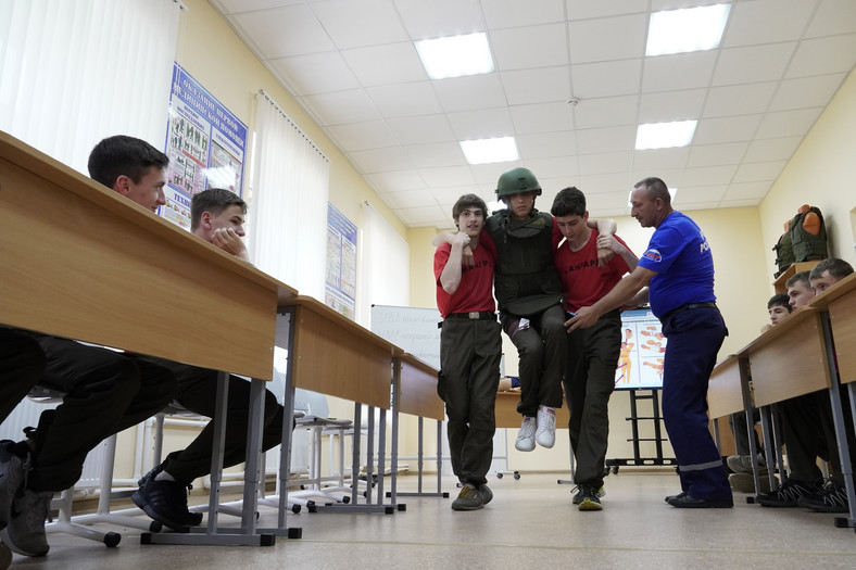 Młodzi Rosjanie na szkoleniu wojskowym. Rostów. 9.06.2023 r.