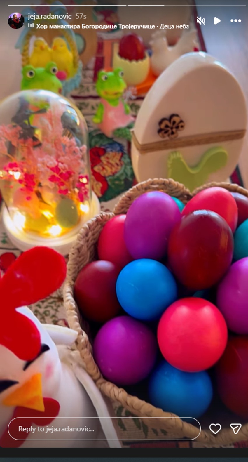 Kod Lune i Jelene šarenilo za Veliki petak, pevačica jedina farba jaja u lukovini, glumica u vinu