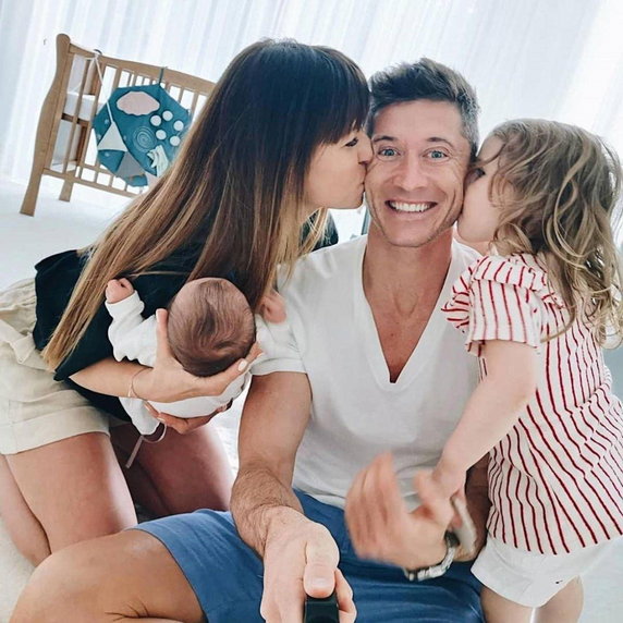 Anna i Robert Lewandowscy z córkami