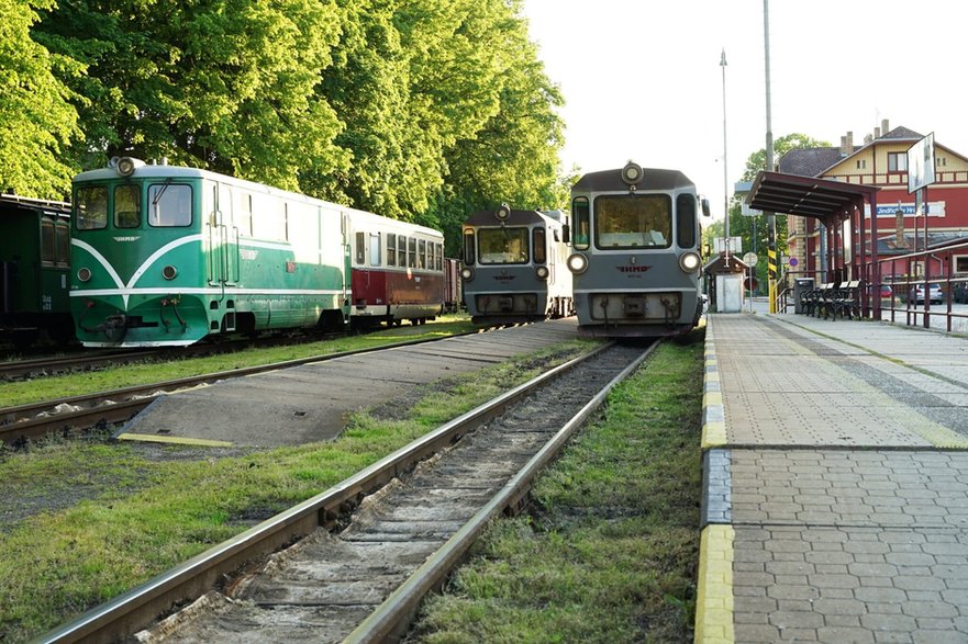 Czeskie pociągi nie zawsze są nowe i ładne, ale jeżdżą często i punktualnie. Na zdjęciu dworzec w miejscowości Jindrichuv Hradec, gdzie wciąż da się znaleźć składy wąskotorowe.