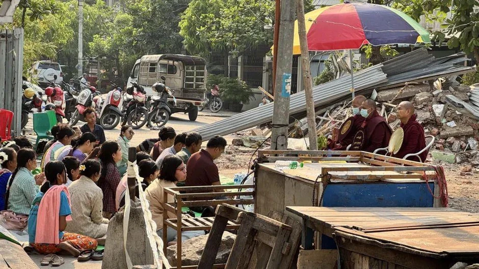 Preživeli Survivors are living off dwindling supplies of food and water | Foto: BBC Burmese