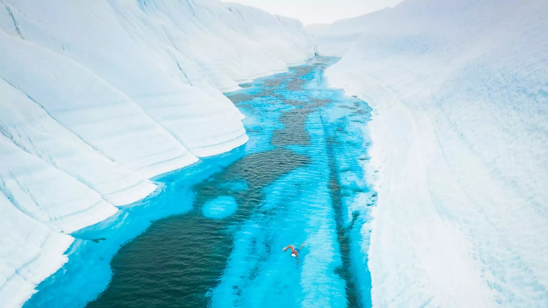 Przepłynie 10 km między topniejącym lodowcem. "Bez lodu nie ma życia, to naturalna klima"