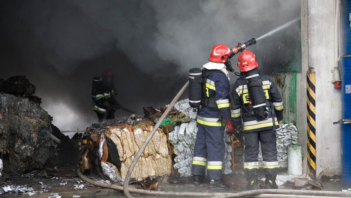 Strażacy kontynuowali w sobotę wieczorem akcję gaszenia pożaru hali handlowej w Wólce Kosowskiej k. Nadarzyna (woj. mazowieckie) - poinformował rzecznik komendy głównej straży pożarnej Paweł Frątczak.
