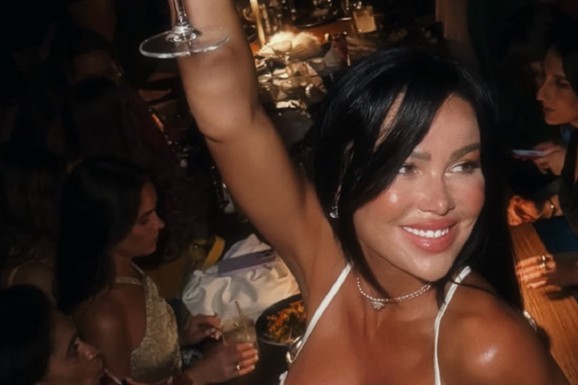 STANIJA POKAZALA KO JE ISPRAĆA U RIJALITI Starleta ulazi u Elitu 9, a evo sa kim provodi POSLEDNJE TRENUTKE pred useljenje na imanje u Šimanovcima: Grli je i ne skidaju osmehe (FOTO)