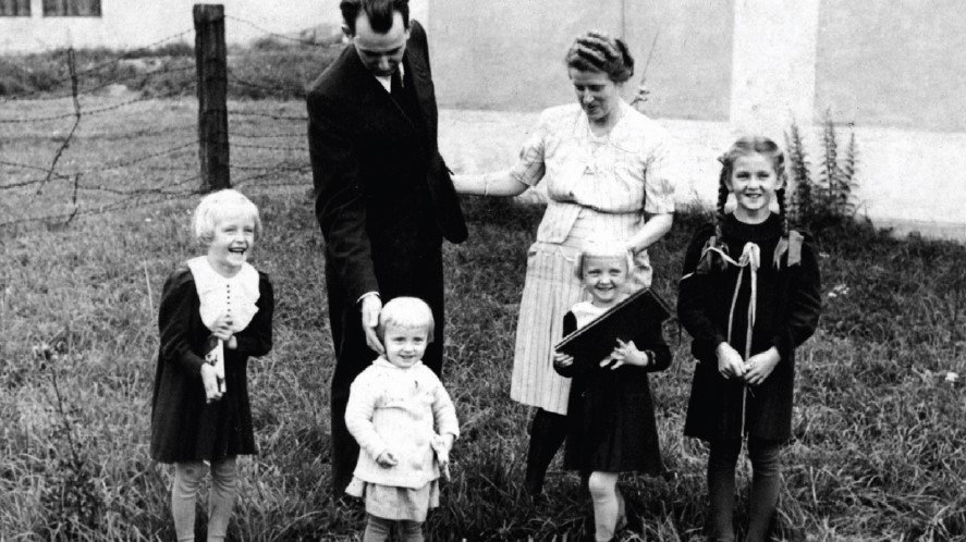 Rodzina Witaszków. Od lewej: Iwona, Franciszek podtrzymujący Darię, Halina w ciąży z Krzysztofem, a przed nią Alodia i Mariola. Jesień 1941 r.
