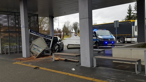 Kierujący audi rozbił auto na dworcu PKP