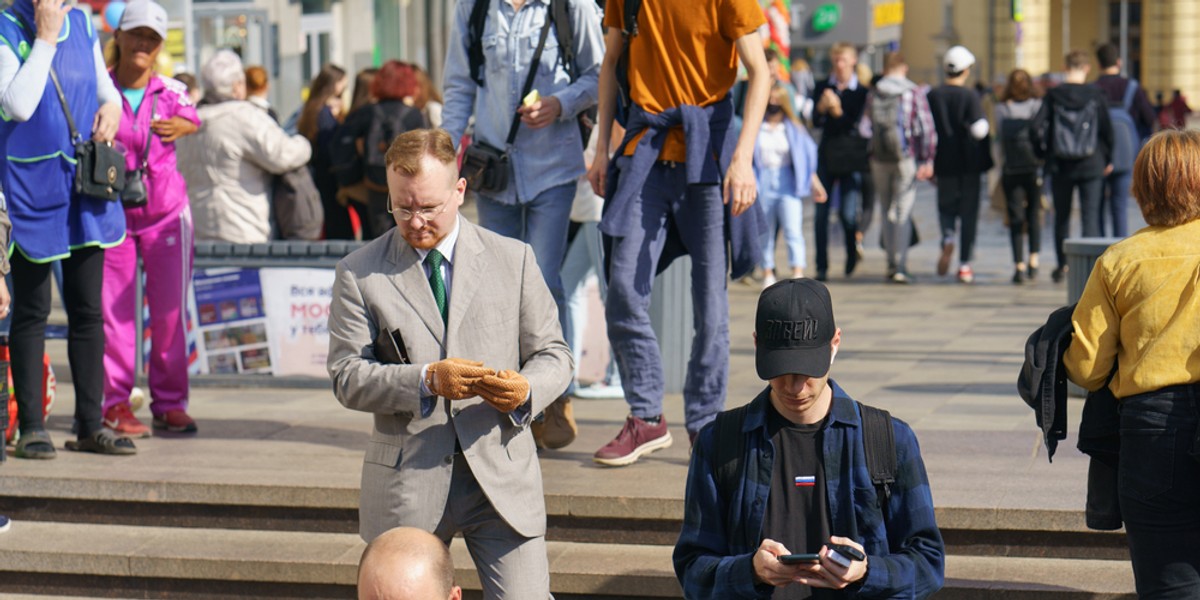 Z Rosji wyjeżdżają pracownicy sektora technologicznego, bankierzy, lekarze, informatycy.