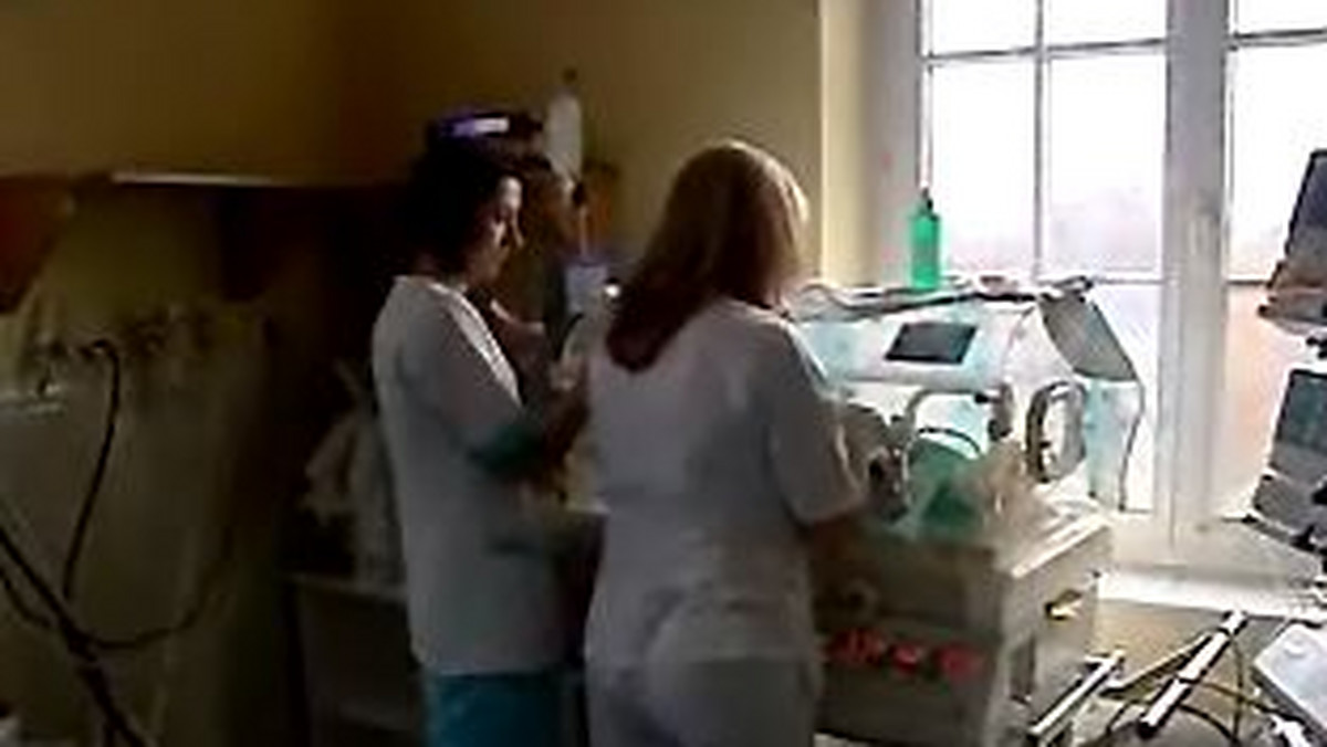 U pięciu dziewczynek, które przyszły na świat w sobotę w Szpitalu Uniwersyteckim w Krakowie wystąpiła infekcja. Lekarze określają ich stan jako poważny, ale nie zagrażający życiu. Wcześniaki są zaintubowane i leżą w inkubatorach - poinformował RMF FM.
