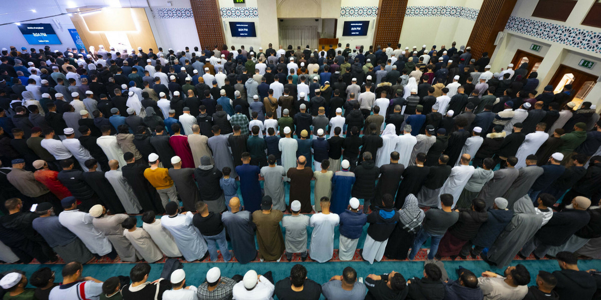 Modlitwa w meczecie we wschodniej części Londynu