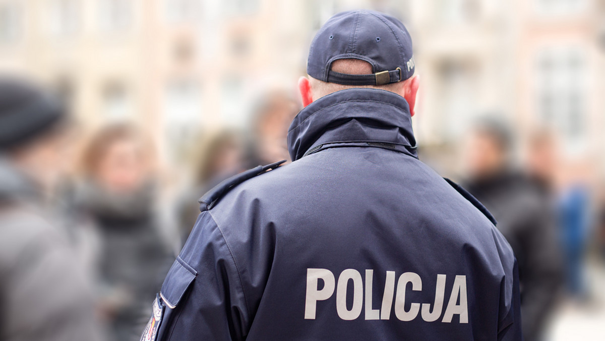 Policja zna tożsamość wszystkich bandytów, którzy napadli na nieumundurowany patrol na krakowskim Kazimierzu. Przypomnijmy, do ataku doszło, gdy policjanci chcieli wylegitymować grupkę wandali piszących po murze synagogi przy ulicy Miodowej. Napastnicy bili ich pięściami i użyli gazu pieprzowego.