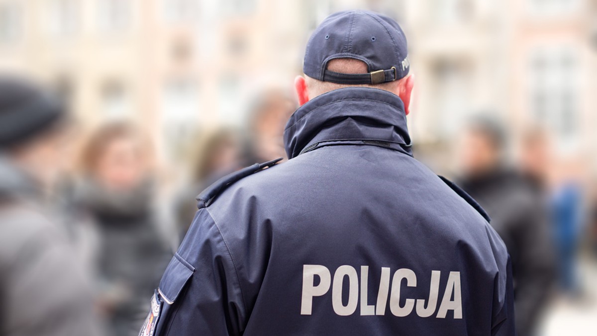 Policja zna tożsamość wszystkich bandytów, którzy napadli na nieumundurowany patrol na krakowskim Kazimierzu. Przypomnijmy, do ataku doszło, gdy policjanci chcieli wylegitymować grupkę wandali piszących po murze synagogi przy ulicy Miodowej. Napastnicy bili ich pięściami i użyli gazu pieprzowego.