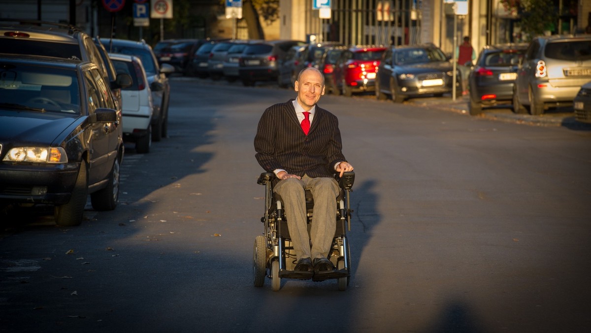 Odszedł jeden z najwybitniejszych polskich działaczy na rzecz praw człowieka – Piotr Pawłowski. O takich ludziach mówi się "człowiek orkiestra", bo dla ważnej idei potrafił wykorzystać wszystkie instrumenty współczesnej komunikacji. Sam jeżdżąc na inwalidzkim wózku, był wszędzie tam, gdzie działo się coś ważnego dla osób z niepełnosprawnością. Gdzie mówiono o znoszeniu barier, o nierównościach w dostępie do różnych gmachów, usług czy dóbr kultury. Gdzie trzeba było coś zainicjować, rozkręcić, a czasami po prostu podnieść kogoś na duchu.