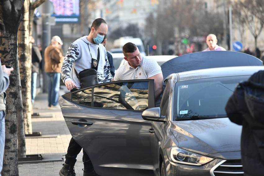 Muškarac izveden iz kluba u pratnji inspektora