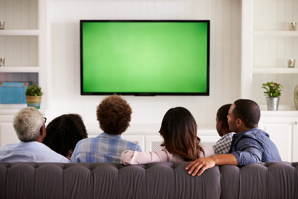 Podczas gdy w tradycyjnej telewizji nawet najpopularniejsze seriale sukcesywnie tracą widzów, rośnie zainteresowanie tytułami dystrybuowanymi w internecie.