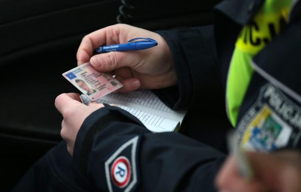 Pijany wiózł dziecko w bagażniku. Policja: Przejechał też po stopie partnerki