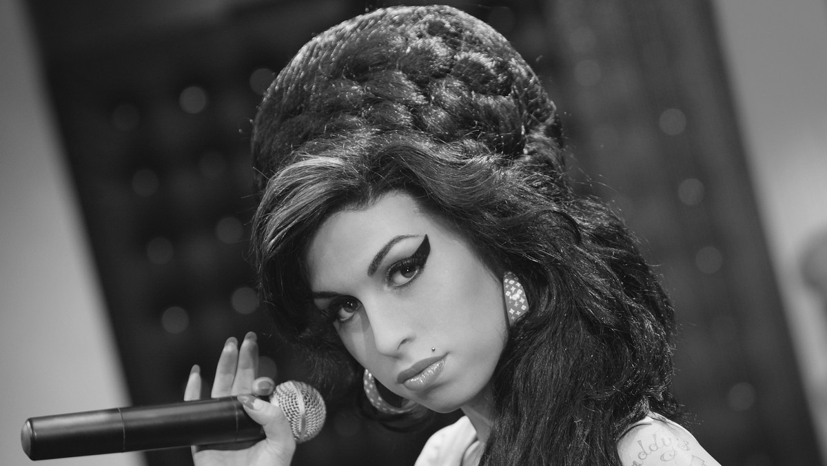 Była niezwykle wrażliwym człowiekiem w brutalnym świecie show-biznesu, ukojenia szukała w narkotykach, które zniszczyły jej życie - powiedział o Amy Winehouse krytyk muzyczny Hirek Wrona.