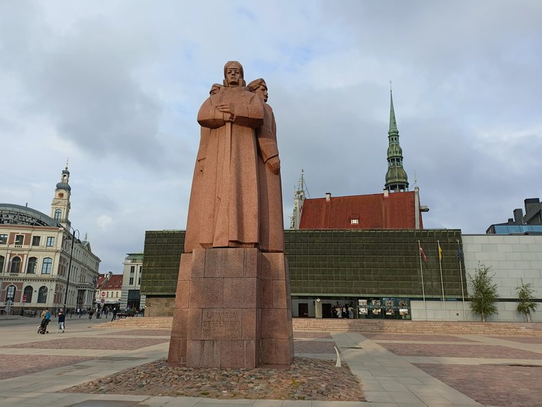 Pomnik Strzelców Łotewskich 1915-1920 - symbol walki o niepodległość. W tle Muzeum Okupacji Łotwy