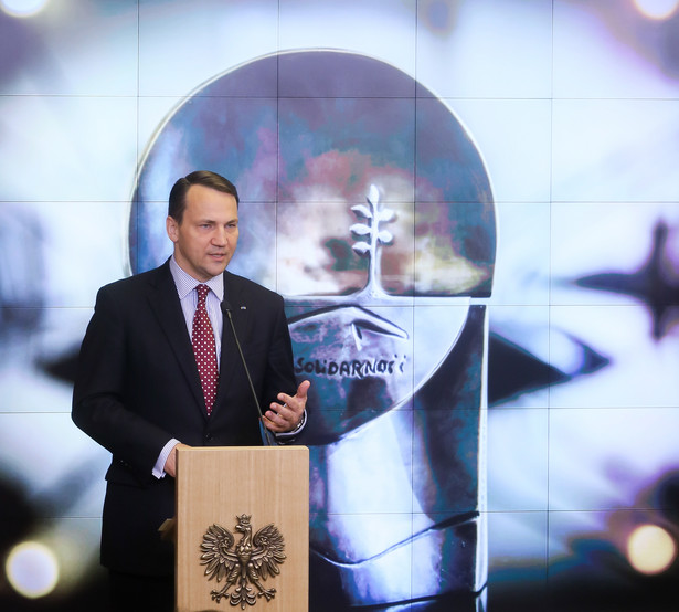 Sikorski: Musimy być gotowi na zakłócenia dostaw ropy i gazu do Europy