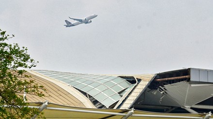 Példátlan katasztrófa: beomlott a világ egyik legnagyobb repterének tetőszerkezete – Íme a döbbenetes fotók