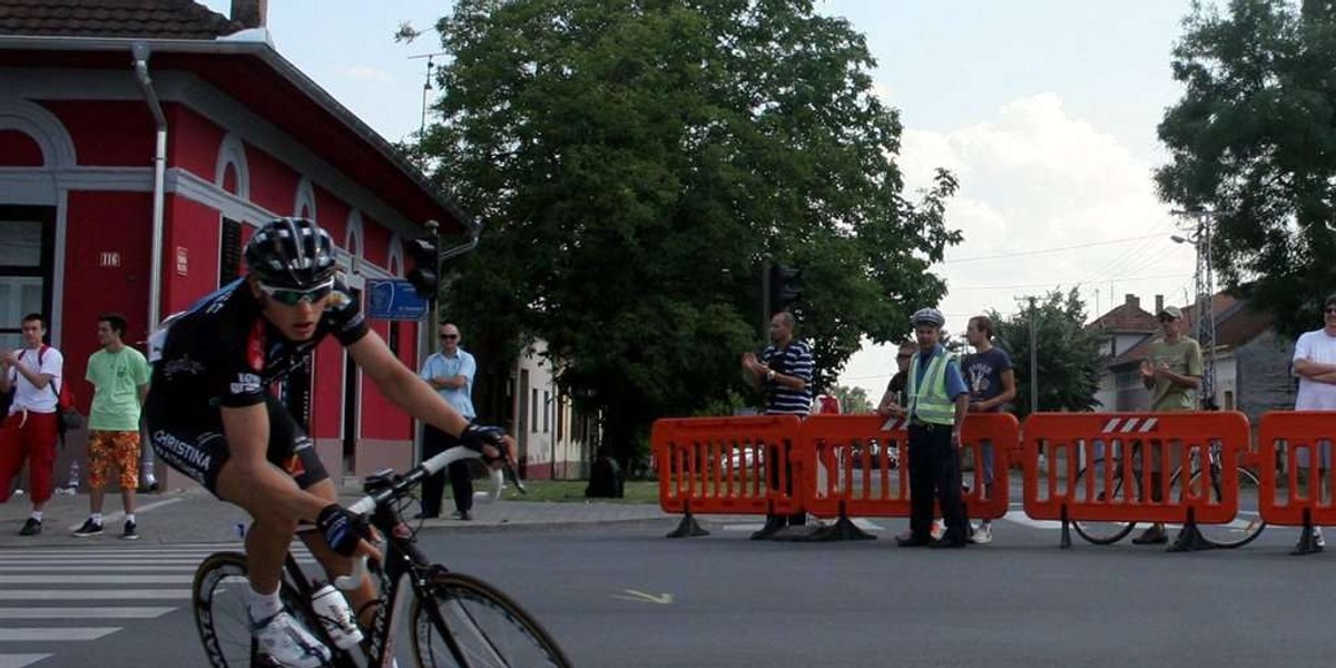 Duński kolarz rozbili się na... bydle