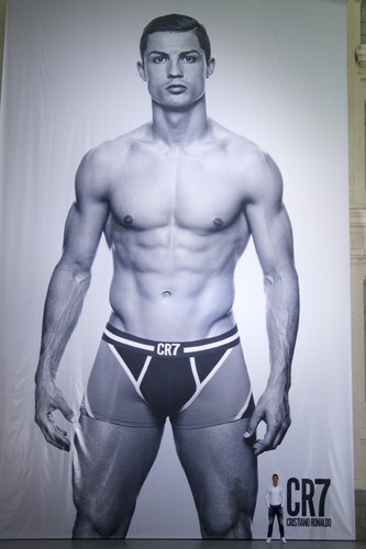 Lewandowski ma nie gorsze ciało od Ronaldo. Byłby dobrym chippendalesem? ZDJĘCIA