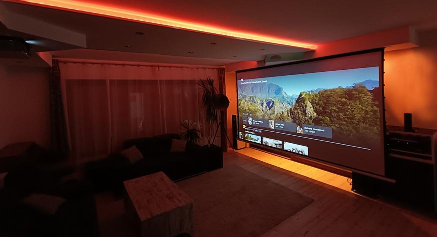 Unsichtbares Heimkino im Beamer-Lift TechStage | DIY mit Leinwand und Wohnzimmer: elektrischer