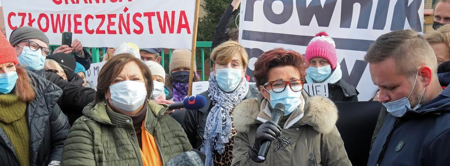 Byłe pierwsze damy RP Jolanta Kwaśniewska (2P) i Anna Komorowska (2L) podczas protestu pod hasłem "Matki na Granicę. Miejsce dzieci nie jest w lesie!"