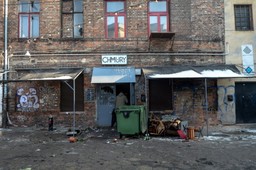 Atak na Chmury w Warszawie: Obrzucili kamieniami i butelkami klub, gdzie bawili się holenderscy kibice