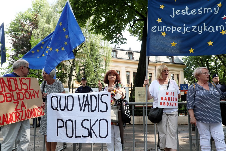 Pieniądze na realizację Krajowego Planu Odbudowy są nadal zablokowane. Mieliśmy obiecane w sumie 58,1 mld euro. Z uwagi na obawy Brukseli co do łamania zasad praworządności w Polsce – przypomnijmy, chodzi o niezależność sądów i wolność mediów – fundusze zamrożono