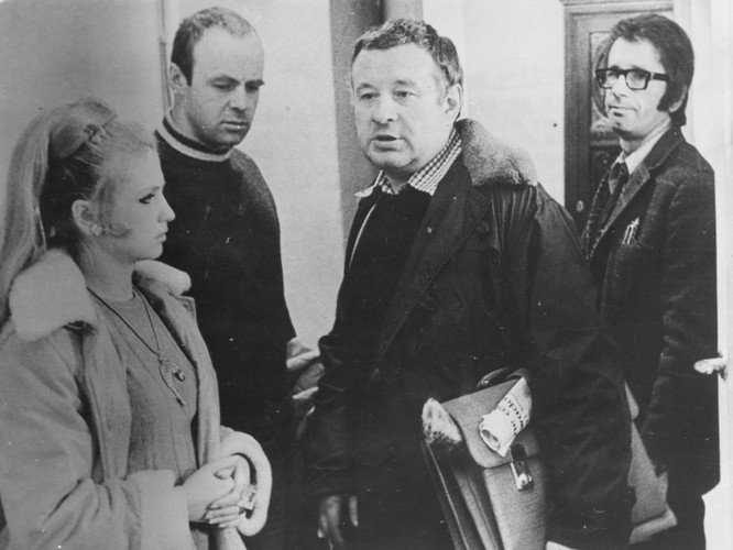 Stanisława Celińska, Stanisław Tym, Mieczysław Czechowicz i Jacek Fedorowicz w filmie 'Nie ma róży bez ognia'