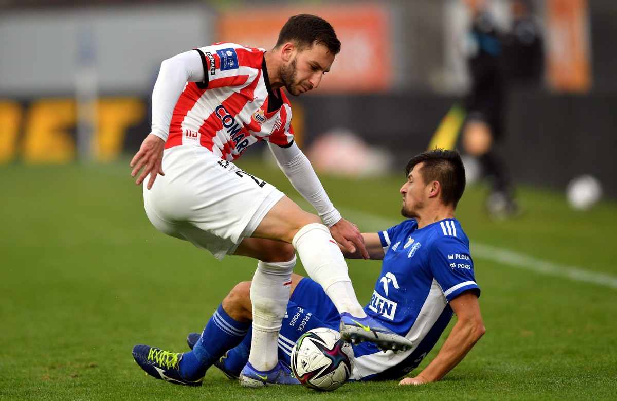 Piłkarz drużyny Wisła Płock Piotr Tomasik (P) i Otar Kakabadze (L) z zespołu Cracovia podczas meczu Ekstraklasy, na stadionie im. Kazimierza Górskiego