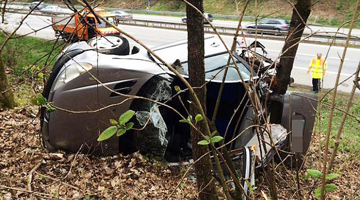 A T. család autója eddig ismeretlen okból letért az útról 
Passau közelében, felborult és 
egy fának csapódott