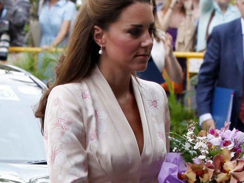 W sukience w kolorze delikatnego różu księżna zaprezentowała się pierwszego dnia wizyty w Singapurze