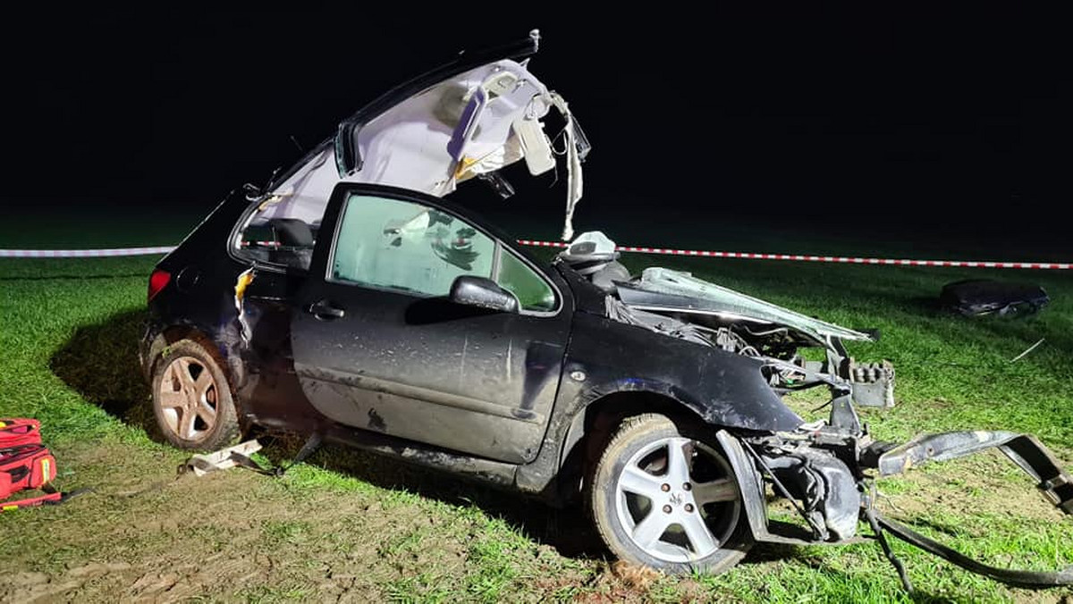 Do śmiertelnego w skutkach wypadku doszło w Sulmowie (pow. sieradzki, woj. łódzkie). Samochód, którym podróżowało pięć osób, uderzył w drzewo. Zginęła 17-latka.
