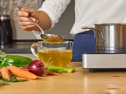 Dieta bulionowa - nowa miłość gwiazd. Czy zasługuje na te gorące uczucia?