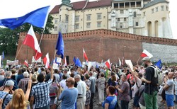 Protesty pod Wawelem w miesięcznicę pogrzebu pary prezydenckiej. "Jarosław! Zabierz Lecha do Warszawy"