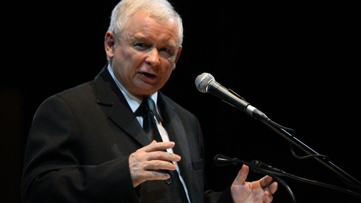 Prezes PiS Jarosław Kaczyński powiedział, że zgoda Polski na badanie katastrofy smoleńskiej w oparciu o konwencję chicagowską była wielkim błędem. W ten sposób skomentował słowa akredytowanego przy MAK Edmunda Klicha o trudnościach we współpracy z Rosjanami.