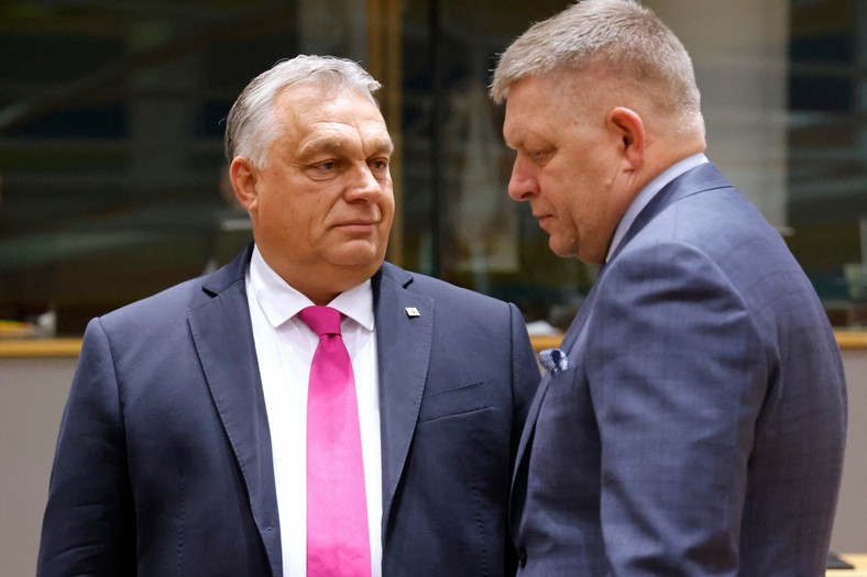 Premier Węgier Viktor Orban z premierem Słowacji Robertem Fico na szczycie przywódców UE w Brukseli, Belgia, 26 października 2023 r.