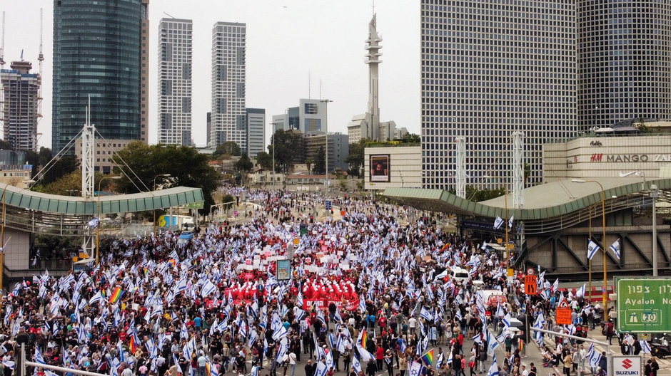 Protestujący podczas wiecu przeciwko planowanej przez izraelski rząd reformie wymiaru sprawiedliwości. Tel Awiw, 23 marca 2023 r.