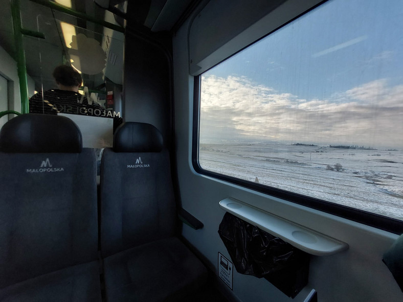 Zimowe pejzaże w czasie podróży koleją do Zakopanego