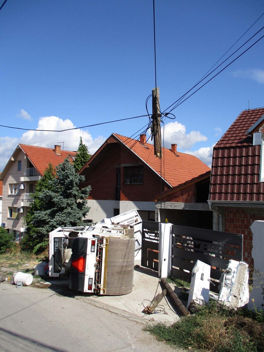 Bandera ispred kuće iskidana u parčiće