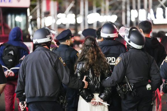 PROTESTI ZAPALILI AMERIKU Masovne tuče, hapšenja i suzavac: Policija upala u univerzitet Kolumbija, sukobile se pristalice Palestine i Izraela u Los Anđelesu (FOTO, VIDEO)