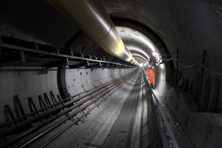 Warszawa, skrzyżowanie ul. Świętokrzyskiej i Marszałkowskiej. Plac budowy stacji przesiadkowej pomiędzy I i II linią metra na stacji Metro Świętokrzyska