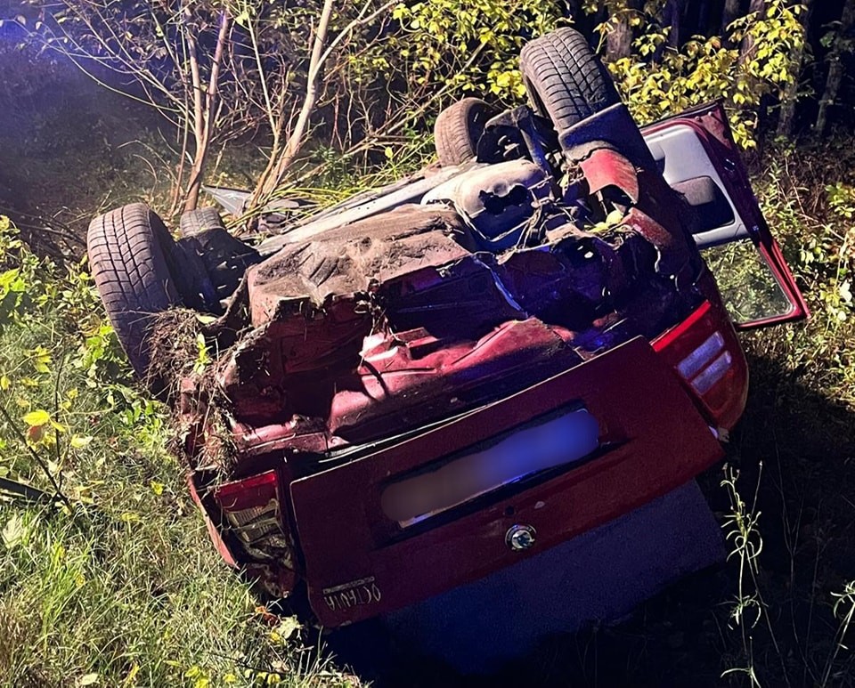 Vodič unikal na Záhorí pred policajtmi, s autom skončil v priekope.