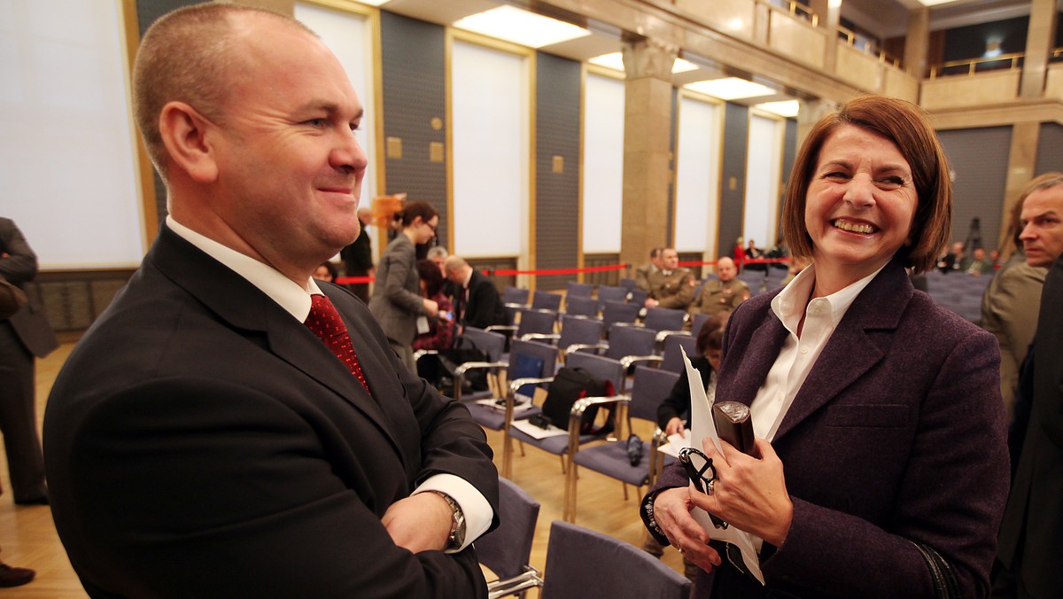 - Jarosław Kaczyński jako słynny internowany oczywiście wie, co się robi, jak ludzie są internowani i co się dzieje jak się z tego wychodzi - tak ironicznie Julia Pitera w "Kropce nad i" w TVN 24 oceniła dzisiejszą wypowiedź prezesa PiS na temat wizyty Bronisława Komorowskiego w USA. - Ja mam uznanie dla tych osób, które były internowane - dodała posłanka.