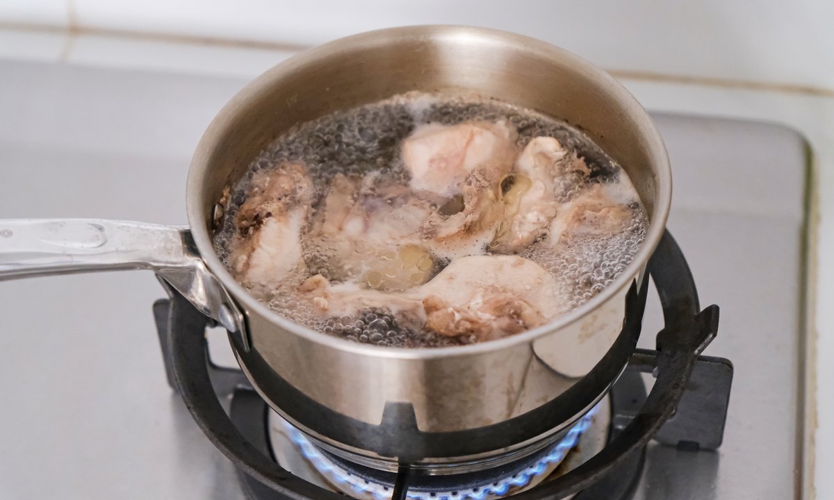 Wyrzucasz kości z kurczaka do odpadów bio? To nagminny błąd