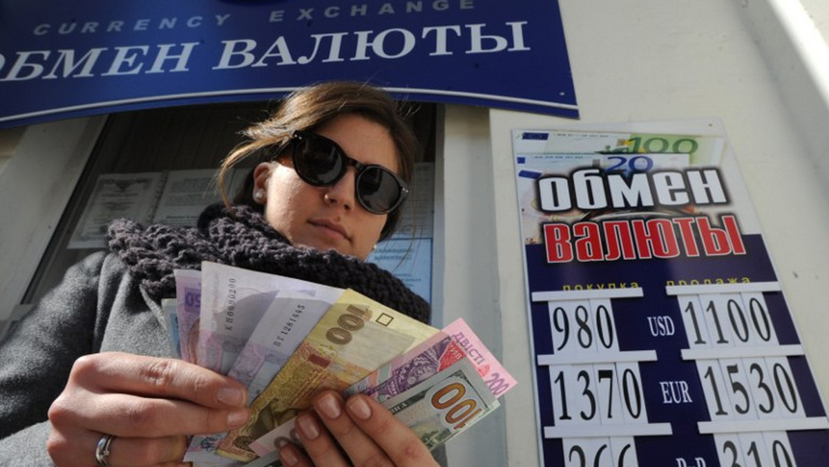 Oficjalny kurs ukraińskiej waluty hrywny wobec dolara, ustalany przez Bank Narodowy Ukrainy, osiągnął w czwartek historyczne minimum - poinformowała w czwartek agencja UNIAN.