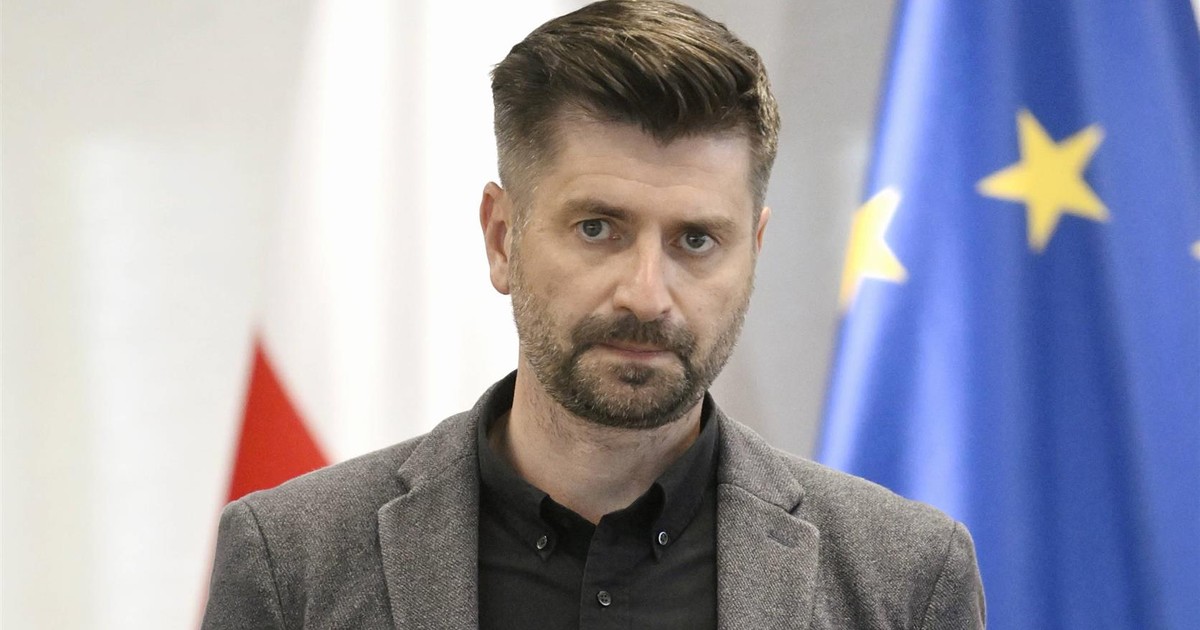 Krzysztof Śmiszek powiedział więcej o swojej chorobie. "Poruszam się ze sprzętem ortopedycznym"