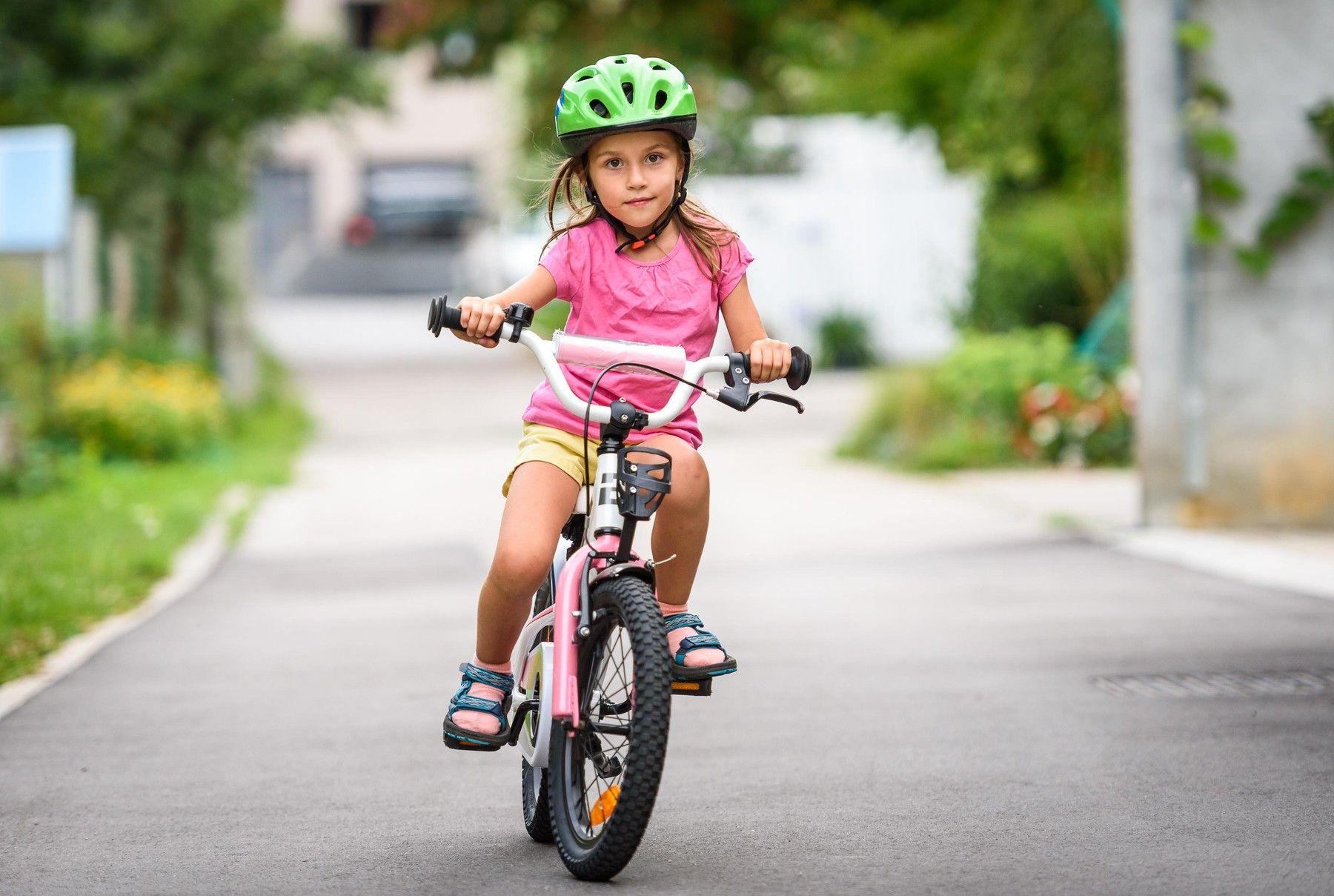 S dieťaťom na bicykli: Je lepšie ísť pred ním, alebo za ním a na čo dávať  pozor? Všetko, čo treba vedieť o bezpečnom bicyklovaní | Najmama.sk